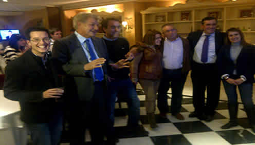 Los populares felicitándose