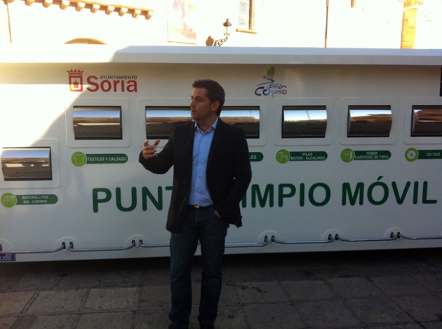 Antón junto al contenedor