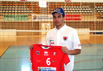Raúl Muñoz con la camiseta del CMA