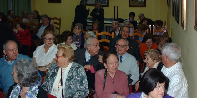 Socios durnante la reunión de la tormenta de ideas