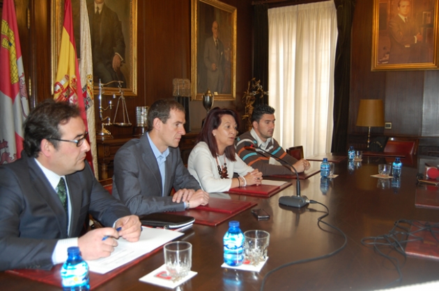 Munilla, Del Castillo, Lourdes y Rubén