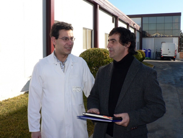 Iván García y Ricardo González, en el exterior de la fábrica
