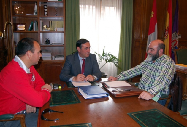 Pardo con los ediles de Fuentepinilla