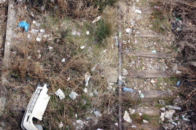 La basura se acumula en la vía