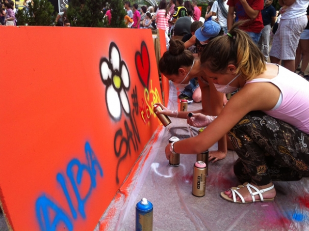 Jóvenes haciendo un graffiti
