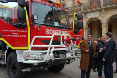 Diputación entrega un camión al Ayuntamiento. Imagen de archivo.