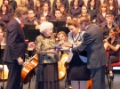 Los Duques de Soria entregan la Medalla de Oro  a la viuda del maestro Odón Alonso