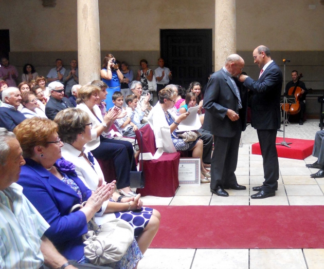 El homenajeado recibe la insignia de honor del alcalde, Jesús Manuel Alonso