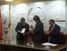 Villar recibe una placa de manos del alcalde