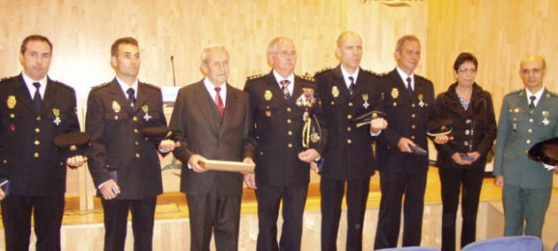 Policías y funcionarios condecorados