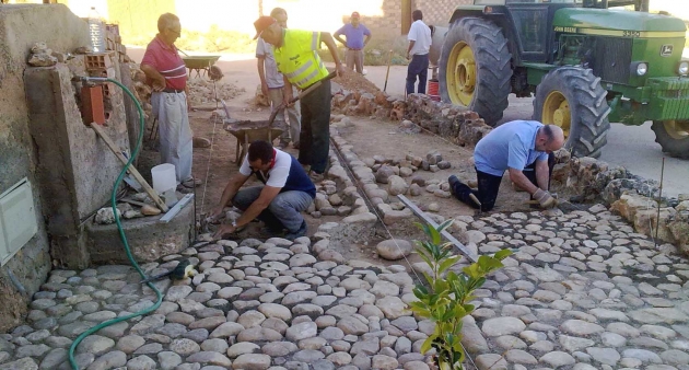 Vecinos trabajando en La Bicera