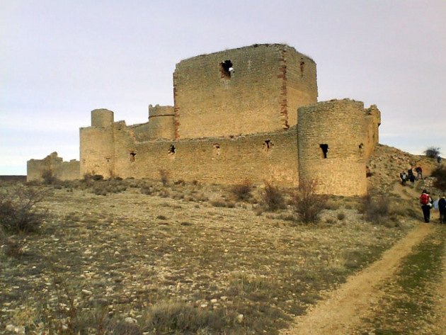 El camino pasa junto al castillo