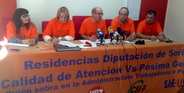 El comité en rueda de prensa