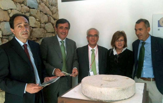 El alcalde de Trévago, en el centro