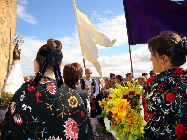 Procesión y estandartes en Torlengua
