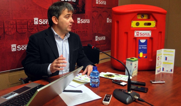 Antón ante uno de los nuevos contenedores de pilas usadas