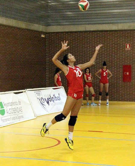 Amelia sacando