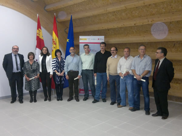 Trabajadores del CEDER con sus diplomas