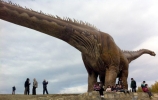 Los más pequeños han disfrutado de la inauguración de la réplica del dinosaurio
