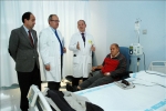 Manuel López, Enrique Delgado y Luis Lapuerta con un enfermo
