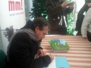 Antonio Benito firmando libros