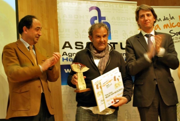 El ganador, en el centro, entre López y Mínguez