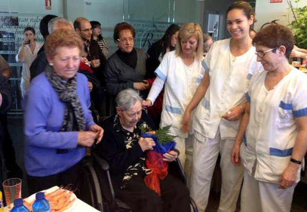 La centenaria con empleadas del centro Benilde