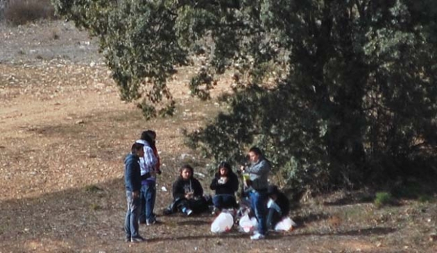 Jóvenes en el campo este jueves