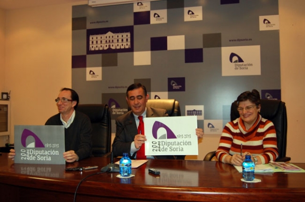 Pardo muestra el logo del bicentenario, junto a Guillermo Martínez y Yolanda Martínez