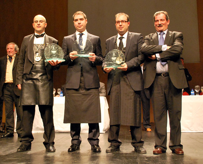 Calvillo, (izda.), Prieto, Muñoz y Martín, con los trofeos finales