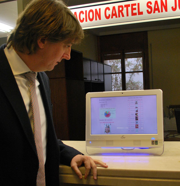 El alcalde abre la aplicación electrónica con los resultados de los votantes