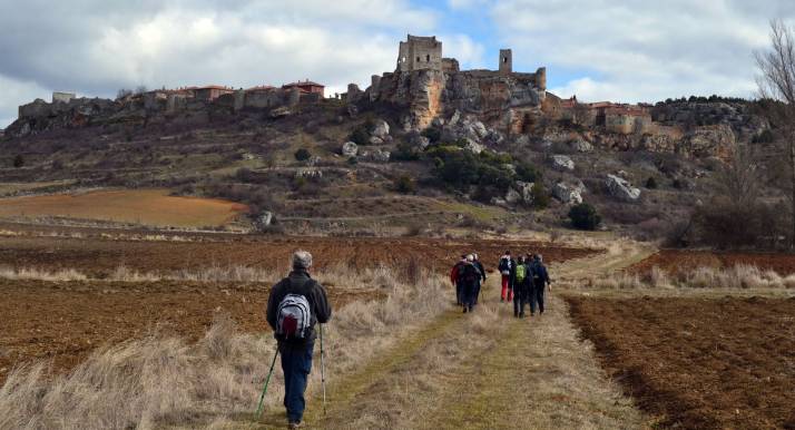 Senderistas junto al pueblo medieval de Calatañazor