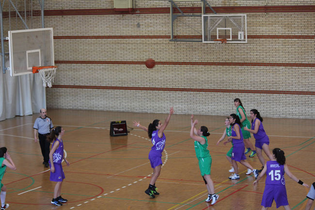 Izana Silva lanzando a canasta