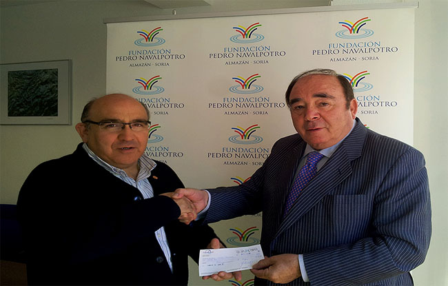Santa Clotilde (izda.) de Cáritas recibe el cheque de manos de Pedro Navalpotro