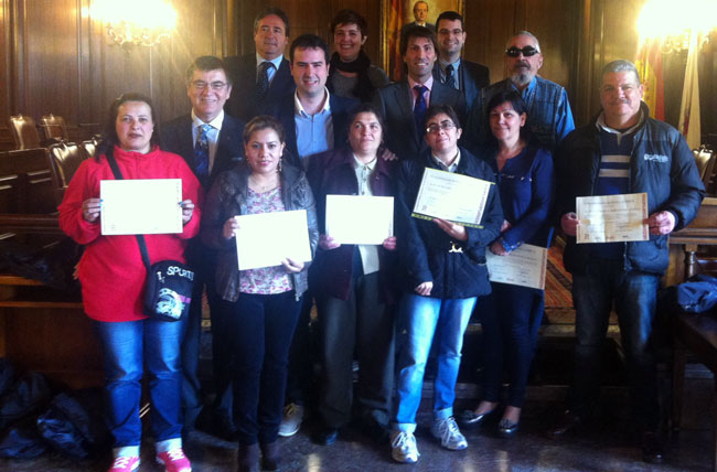 Alumnos con los diplomas