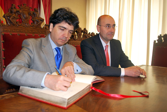 El subsecretario firmando el Libro de Honor del Ayuntamiento.