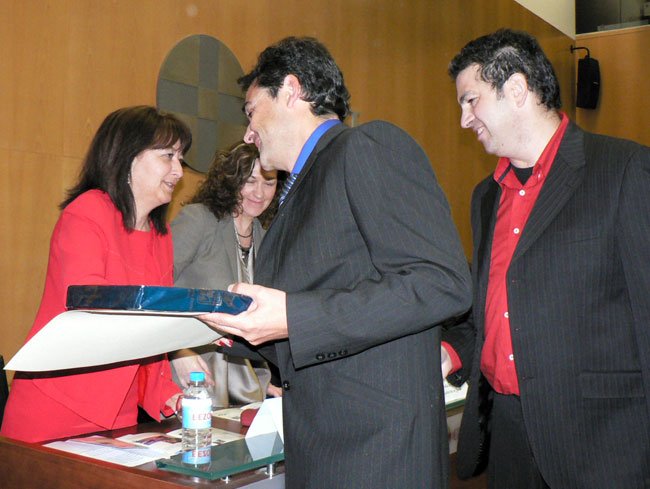 Andrés saluda a los policías locales Cámara y Sánchez