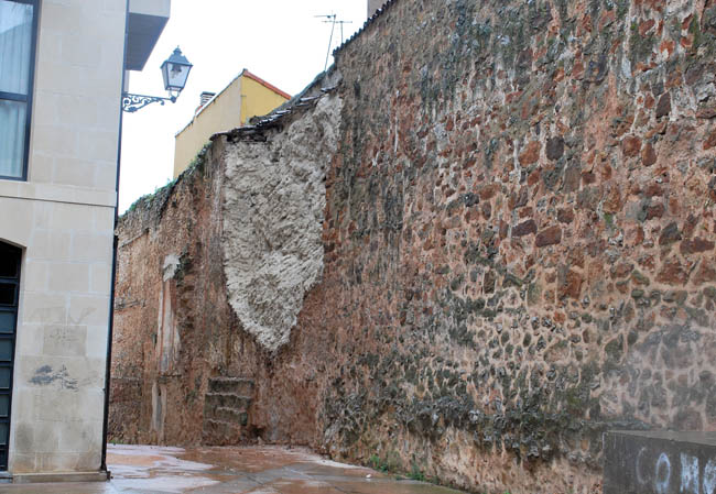 La muralla en la plaza del Vergel