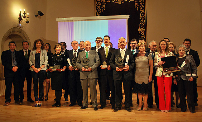 Los galardonados en una foto de familia al concluir el acto.
