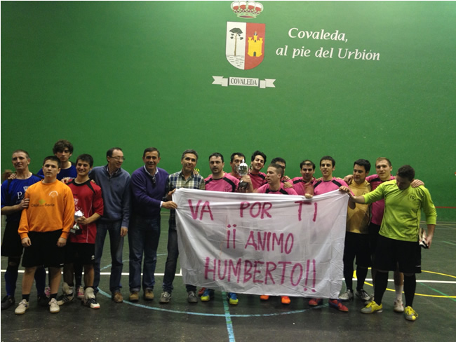 Los campeón con su pancarta