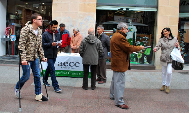Mesa de la AECC en El Collado este viernes.