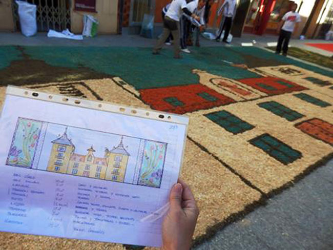 Confección de la alfombra floral en El Burgo