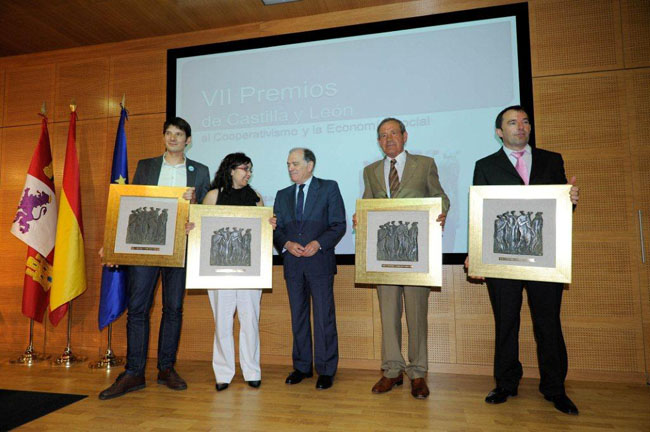 Villanueva (ctro.) con los premiados.