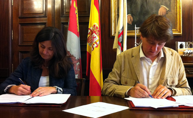 Firma del acuerdo en el ayuntamiento.