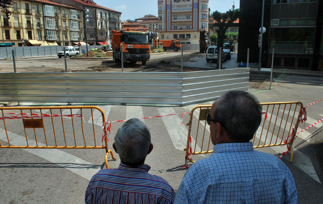 Dos hombres observan las obras.