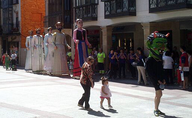 Los gigantes y cabezudos en el Collado.