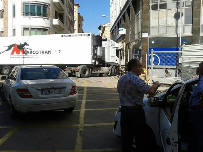 Camión cruzado ante la entrada de la calle Medinaceli