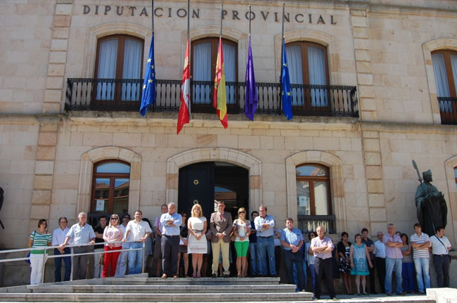 Minuto de silencio en la Diputación