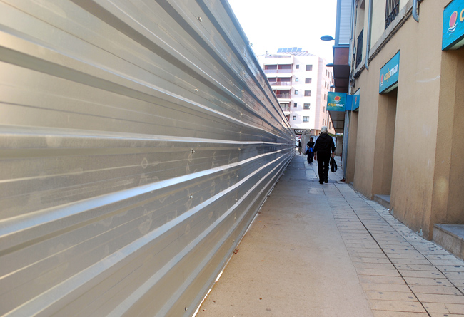 Una de las aceras de la calle ferial.