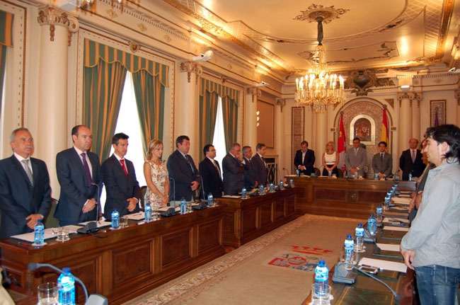 Minuto de silencio en el pleno del debate del estado de la Diputación